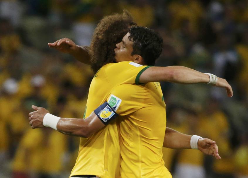 Abbraccio tra eroi: David Luiz e Thiago Silva. Action Images